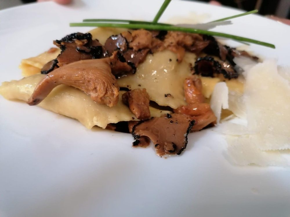 Des raviolis aux champignons des bois, ciboulette et copeaux de parmesan
